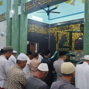 Kapolresta Banyuwangi Laksanakan Sholat Tarawih dan Tadarus Bersama Masyarakat di Masjid Agung Baiturrahman