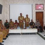 Hari Pertama Berkantor, Bupati Toba Disambut Dengan Doa dan Kalung Bunga