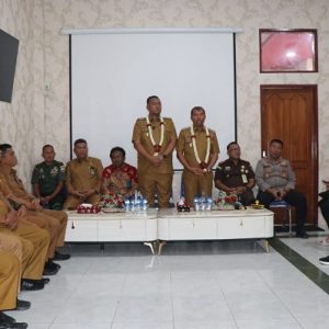 Hari Pertama Berkantor, Bupati Toba Disambut Dengan Doa dan Kalung Bunga