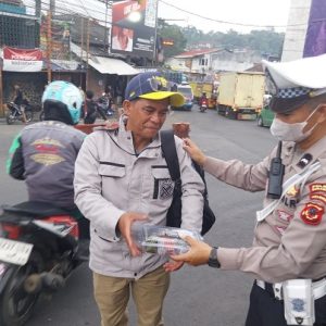 Polisi Petugas Pos Pam Bagikan Takjil Gratis Kepada Masyarakat di Sukabumi