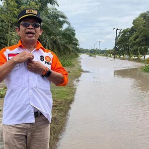 Kunjungi Korban Banjir Lamtim, Ketua Fraksi PKS DPRD Lampung Bagikan 400 Sembako