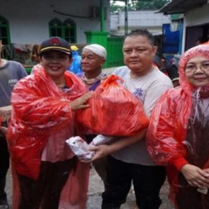 Pengurus PDIP Lampung Saat Salurkan Bantuan ke Korban Banjir