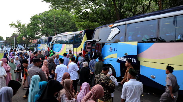 mudik-dan-puasa-berbuka-atau-bertahan