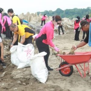 Ketua Bhayangkari Daerah Jawa Barat Bersama Polres Sukabumi Gelar Aksi Bersih-Bersih Pantai di Palabuhanratu