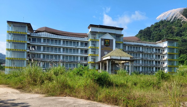 Gedung Ratusan Miliar di Sukabumi Terbengkalai, Warga: Apa yang Mau Ditinggalkan untuk Anak Cucu?