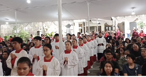 Paroki Kramat Gereja Hati Kudus Laksanakan Misa Jumat Agung