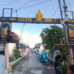 Pemuda RW 02 Kalwingi perbaiki Gapura dengan Dana Swadaya