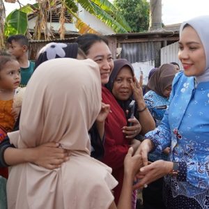 Peduli Korban Banjir, Ketua TP PKK Provinsi Lampung Apresiasi Relawan dan Serahkan Bantuan