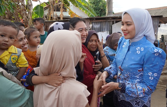 Peduli Korban Banjir, Ketua TP PKK Provinsi Lampung Apresiasi Relawan dan Serahkan Bantuan