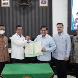 Tujuh Personil Kajari Karawang terima Piagam KPKD dari Bupati