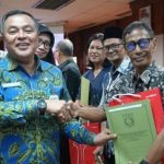 Aspem) Kota Administrasi Jakarta Barat, Firmanudin Ibrahim, secara resmi menyerahkan Surat Keputusan (SK) pensiun
