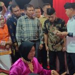 Gubernur Sultra Mayjen TNI (Pur) Andi Sumangerukka Tinjau Stan Produk Buton Utara