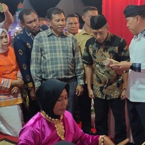 Gubernur Sultra, Mayjen TNI (Pur) Andi Sumangerukka Tinjau Stan Produk Buton Utara