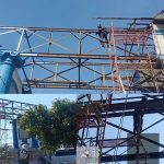 Pekerja Perawatan Gapura Selamat Datang di Jalan Nasional Perbatasan Kota Tegal Kabupaten Tegal Abaikan K3