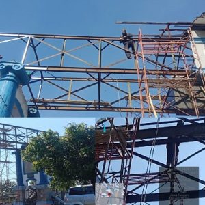 Pekerja Perawatan Gapura Selamat Datang di Jalan Nasional Perbatasan Kota Tegal Kabupaten Tegal Abaikan K3