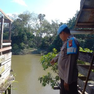 Antisipasi Banjir, Polsek Jelai Hulu Cek Debit Air di Tepi Sungai Kecamatan Jelai Hulu