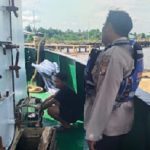 Bersama Crew Kapal, Satpolairud Ketapang Jalin Sinergitas Jaga Kamtibmas