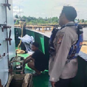 Bersama Crew Kapal, Satpolairud Ketapang Jalin Sinergitas Jaga Kamtibmas