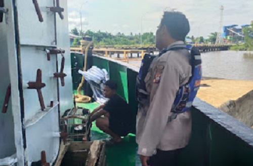 Bersama Crew Kapal, Satpolairud Ketapang Jalin Sinergitas Jaga Kamtibmas