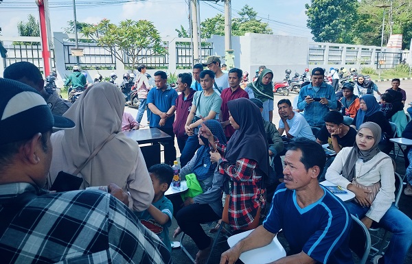 Ratusan Masyarakat Lebak Sambangi UPT Samsat Rangkasbitung Bayar Pajak Kendaraan