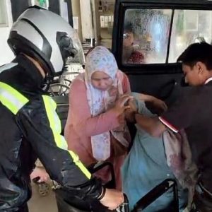 Sigap, Polisi Kawal Ambulans di Tengah Hujan dan Keramaian menuju RSUD Palabuhanratu