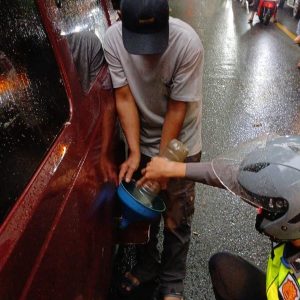 Bentuk Kepedulian, Polisi Sukabumi Bantu Belikan Bensin kepada Pengemudi