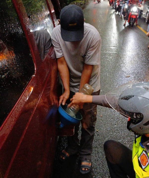 Bentuk Kepedulian, Polisi Sukabumi Bantu Belikan Bensin kepada Pengemudi