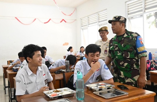 SPPG Lanud Husein Sastranegara Salurkan Ratusan Paket Makanan Bergizi ke SMA Negeri 9 Bandung