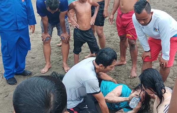 Nyaris Tenggelam di Pantai Citepus, Empat Wisatawan Berhasil Diselamatkan Polisi