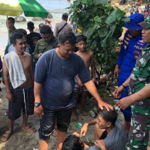 Nyaris Tenggelam, Satu Wisatawan di Pantai Karanghawu Berhasil diselamatkan Polisi dan Tim Gabungan