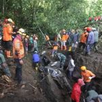 Longsor di Jalur Cangar-Pacet yang menutup akses jalan dan menyeret kendaraan