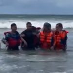 Tim SAR melakukan pencarian wisatawan yang hilang di Pantai Parangtritis setelah terseret ombak.