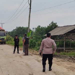 Cegah Kecelakaan, Kapolsek Curugbitung Tertibkan Truk Parkir di Bahu Jalan Curugbitung Maja Koleang