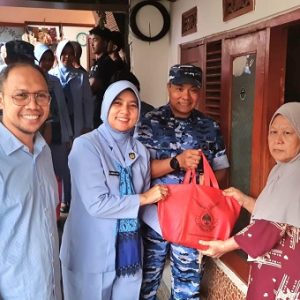 Peringati HUT ke-74 Koopsud I, Lanud Husein Sastranegara Bagikan Sembako Secara Door to Door