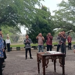 Lulus Seleksi Tahun 2024, Bupati Sarolangun Serahkan 202 SK CPNS 