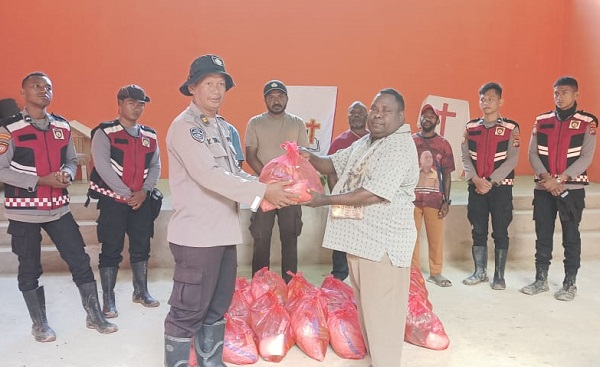 Polres Pegunungan Arfak Salurkan Bantuan Kepada Warga Terdampak Longsor di Kampung Jim