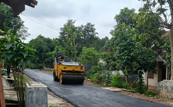 Jalan Desa Kampung Babakan di Hotmix, Warga ucapkan terima kasih kepada Kades Suji
