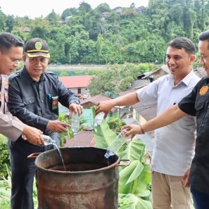 Komitmen Berantas Miras, Polres FakFak Gelar Musnahkan Sopi