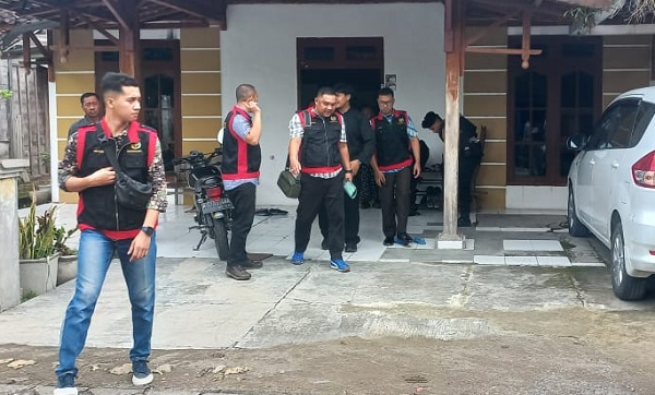 Dugaan Korupsi PAM Desa Sogo, Menantu Kuwatono Usir Wartawan Saat Kejaksaan Blora Lakukan Penggeledahan 