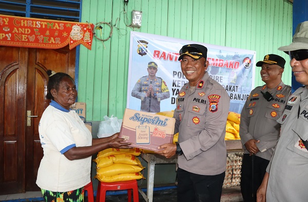Polres Nabire Salurkan Bantuan Sembako untuk Korban Banjir di Kampung Wanggar Pantai