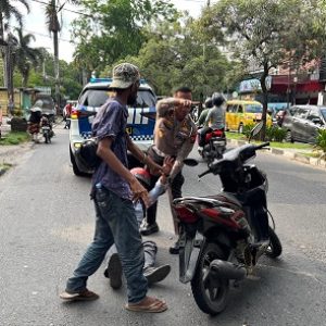 Aksi Heroik, Dirlantas Polda Sumut Bantu Korban Kecelakaan