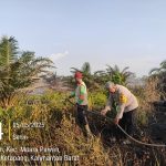 Polsek Muara Pawan Padamkan Kebakaran Lahan di Desa Tempurukan