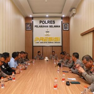 Jenguk Kapolsek, Wakapolda Sumut Beri Arahan dan Semangat kepada Personel Polres Belawan