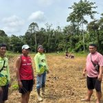 Polsek Simpang Dua Laksanakan Penggemburan Tanah dan Pemberian Pupuk Kandang