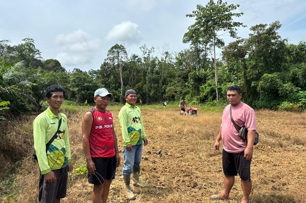 Polsek Simpang Dua Laksanakan Penggemburan Tanah dan Pemberian Pupuk Kandang