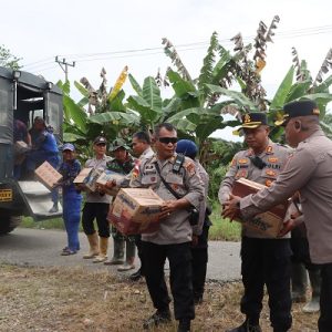 Polres Nabire Salurkan Bantuan Sembako untuk Korban Banjir di Kampung Wanggar Pantai