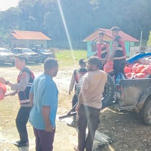 Polres Pegunungan Arfak Salurkan Bantuan Kepada Warga Terdampak Longsor di Kampung Jim