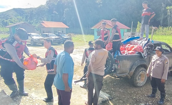 Polres Pegunungan Arfak Salurkan Bantuan Kepada Warga Terdampak Longsor di Kampung Jim