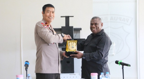 Polda Papua Barat Gelar Kegiatan Audiensi Penyampaian Ucapan Terima Kasih serta Penyerahan Piagam Penghargaan dan Plakat