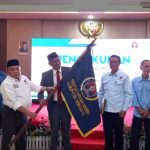 Ketua Plt PWI Provinsi Jawa Barat Danang Donoroso saat memberikan bendera Pataka.